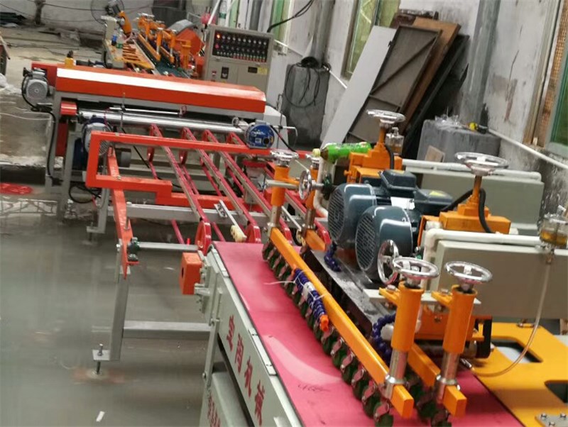 目前很多瓷砖加工厂都使用上了自动化的设备加工